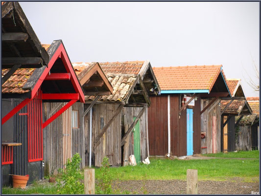 Cabanes colorées en alignement