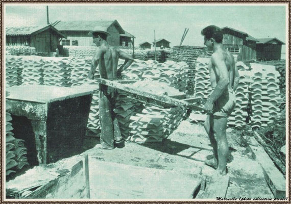 Préparation des barils de chaux pour le chaulage des tuiles
