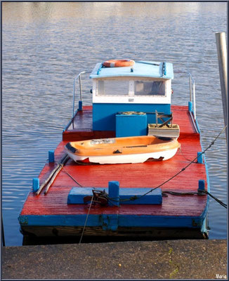 Bateau chaland à quai et son canot au port ostréicole de La Teste de Buch (Bassin d'Arcachon)