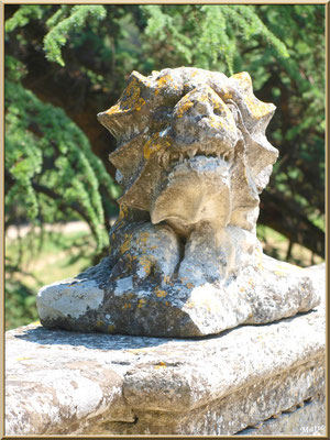 Sculpture sur la balustre de la terrasse arrière du château 
