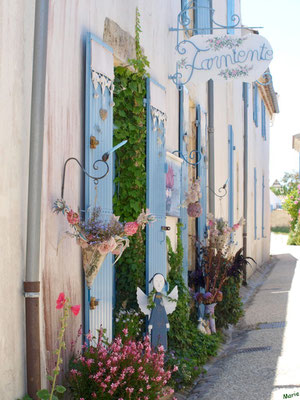 Ruelle et boutique à Talmont-sur-Gironde (Charente-Maritime) 