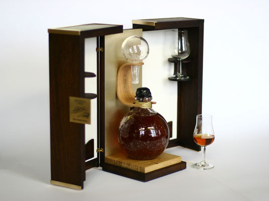 coffret ecrin pour un Cognac millésimé dans un flacon en verre soufflé / chêne et laiton