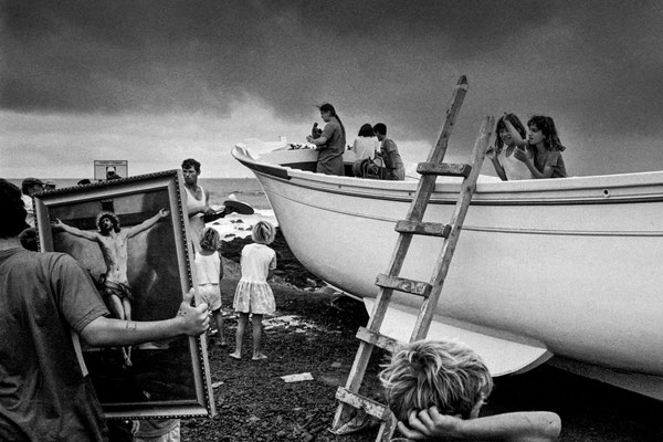 Momentos após o batismo de um barco de pesca artesanal, Rabo de Peixe, São Miguel, 1998.