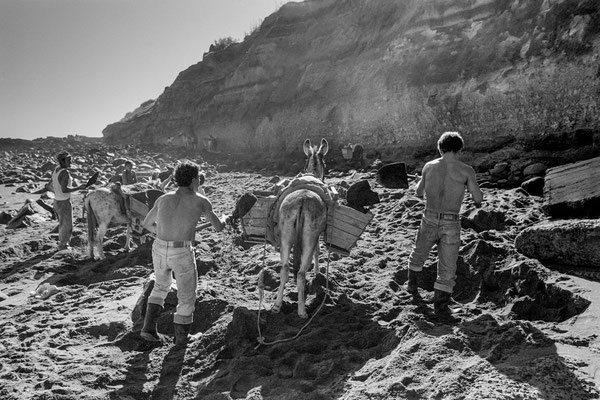 Extração ilegal de areia do mar, Ribeira Seca, Ribeira Grande, São Miguel, 1996.