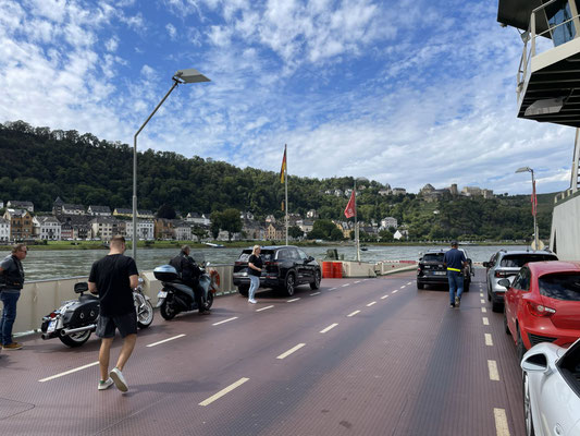 Deck einer Fähre auf dem Rhein