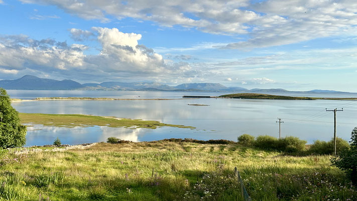 Der kleine Ort Mulranny im County Mayo ist ein Hauptschauplatz des Romans. Hier der Mulranny Beach bei Flut...