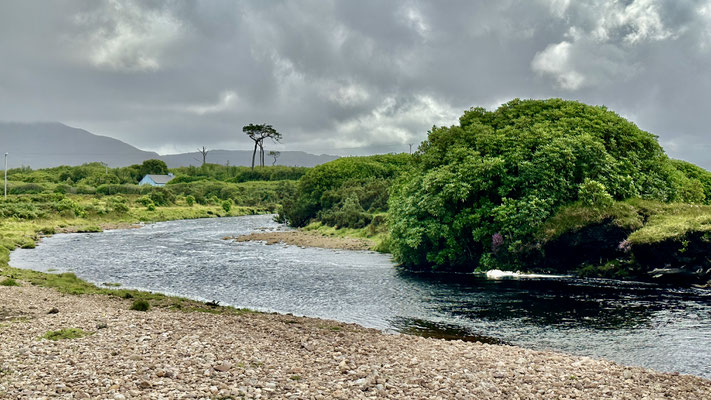 Der River Owenduff ganz in der Nähe des Hotels. Im Hintergrund die Blue Lodge.