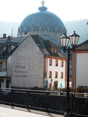 "Das in einem breiten Tal liegende Schwarzwaldstädtchen Sankt Blasien wurde von einem gewaltigen Dom beherrscht, dessen Kuppel zu den größten der Welt zählte. Sie war von fast überall zu sehen. Jedes andere Gebäude wirkte klein und nichtig."