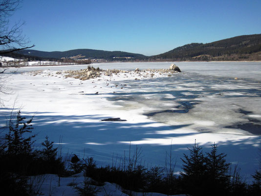 Am Schluchsee. "Von dort aus konnte man jetzt auf eine steinige Insel waten, die keine hundert Meter vom Ufer entfernt lag und die der See nur bei Niedrigwasser preisgab."