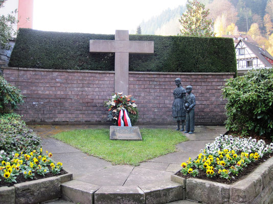 "Vor dem Stein standen zwei Kinderfiguren aus dunklem Metall. Ein kleiner Junge und ein größeres Mädchen mit trauernden Gesichtern. Die dunklen Figuren machten ihn beklommen. Lange war er nicht mehr bei seinem Vater auf dem Friedhof gewesen."