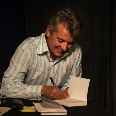 Signieren und mit den Lesern sprechen macht immer Spaß. Foto: Helmut Bär.