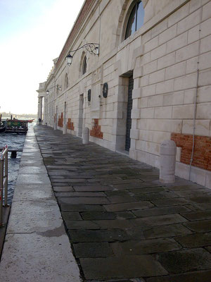 Venedig, Dogana: Restaurierung 2009 der Bossengewände Nordseite