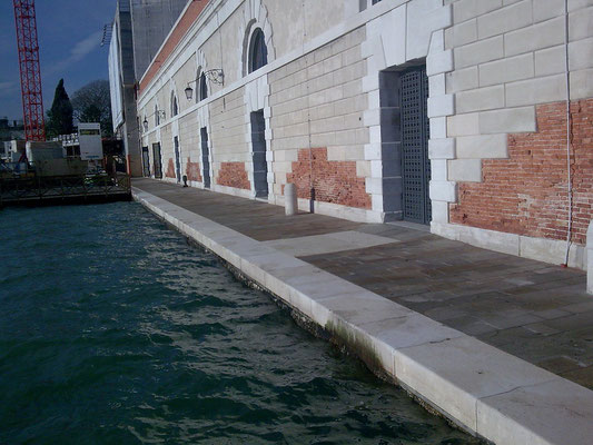 Venedig, Dogana: Restaurierung 2009 der Bossengewände Südseite