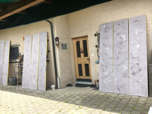 bemalte Unterholzbretter für die Bedachung vom neuen Velounterstand