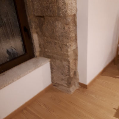 stenen zijkant raam gastenslaapkamer