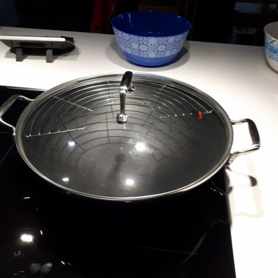 Grote gietijzeren wok gekocht.