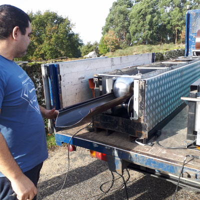 met een machine op een auto