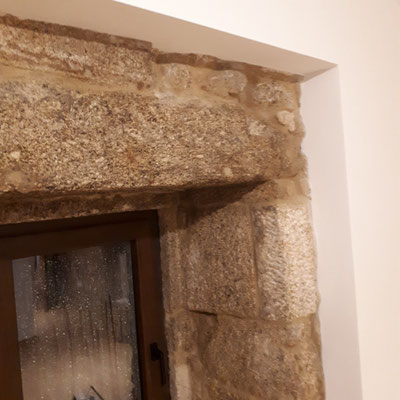 vochtige stenen boven raam gastenslaapkamer