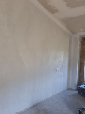 de wand van de gastenslaapkamer