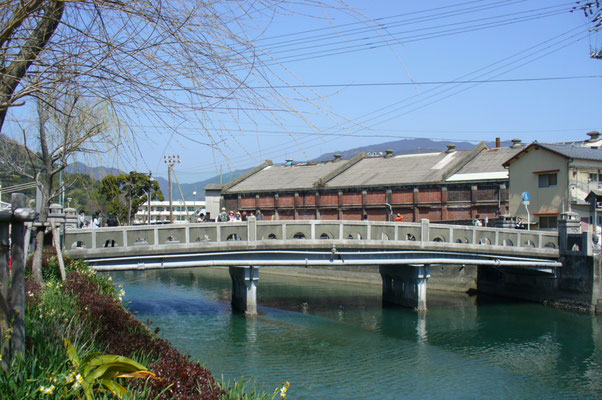 美名瀬橋と旧東洋紡原綿倉庫（いよぎんウォーク）