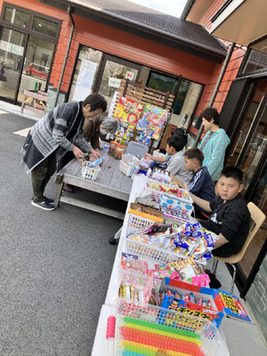 子ども店員「駄菓子屋さん」2024年4月1日～5日(4日目)03