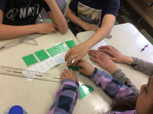 Un groupe d'élèves classent des angles en ordre croissant. 