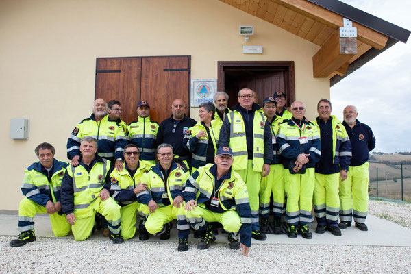 Foto di gruppo davanti la nuova sede