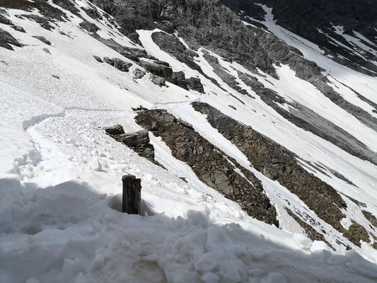 Die Bergführer veruschen den weiteren Weg zur Payerhütte frei zu machen und eine Spur zu schaufeln und zu treten