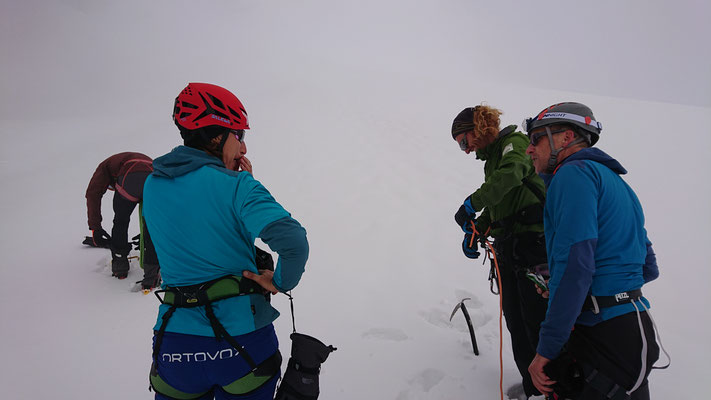 Kurze Pause nach dem Queren vom Grat zum Bärenloch. Links die Dreierseilschaft mit Andreas und Andrea (Hagen fotografiert) und rechts Roland und ich als Zweierseilschaft