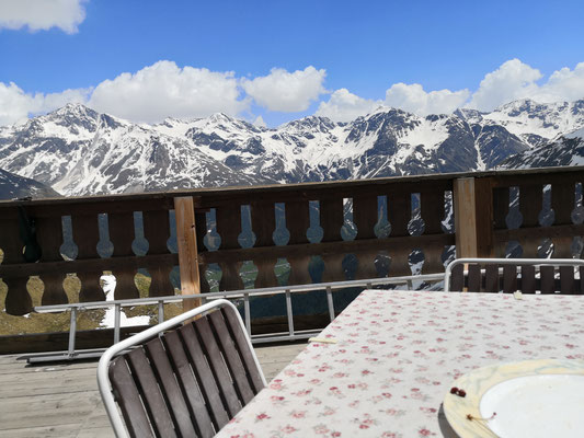 Bei sonnigen Wetter, klarster frischer Luft und herrlichem Ausblick ist das Essen auf der Terrasse ein Genuss für wirklich alle Sinne