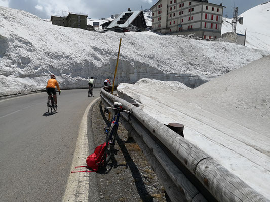 Meterhoher Schnee am Straßenrand Mitte Juni