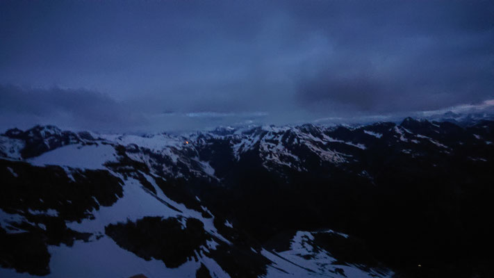 Morgens 04:43, es geht los noch im Dunkeln kurz vor der Morgendämmerung