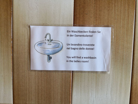 Das ist wohl als ein Versuch der genderneutralen Toilette einzuordnen ;-)