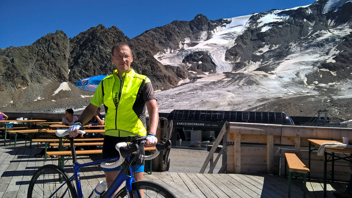 Auf der Veranda der Gipfelhütte, erholt, gestärkt und mit Windjacke (ist etwas frisch da oben) bereit zur rasenden Abfahrt ins Kaunertal hinunter.