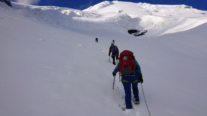 Roland und ich gehen vor und stapfen vorneweg und die Spur in den Neuschnee