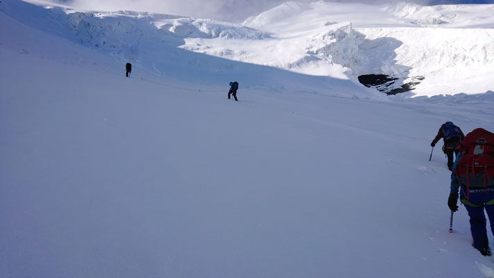 Es geht nach links hoch, Richtung Lombardi-Biwak. Im Sommer muss hier ein Felsriegel überklettert werden, jetzt ist es nur steil und anstrendend im Neuschnee