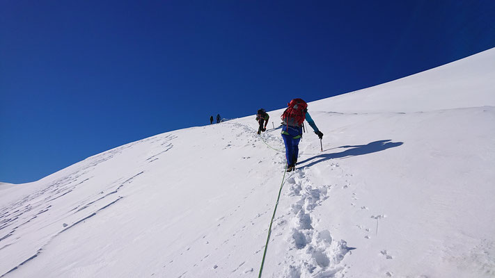 Jetzt wird es wieder flacher, rechterhand kann man eine große noch mit Schnee vom Winter überbrückte Gletscherspalte erkennen