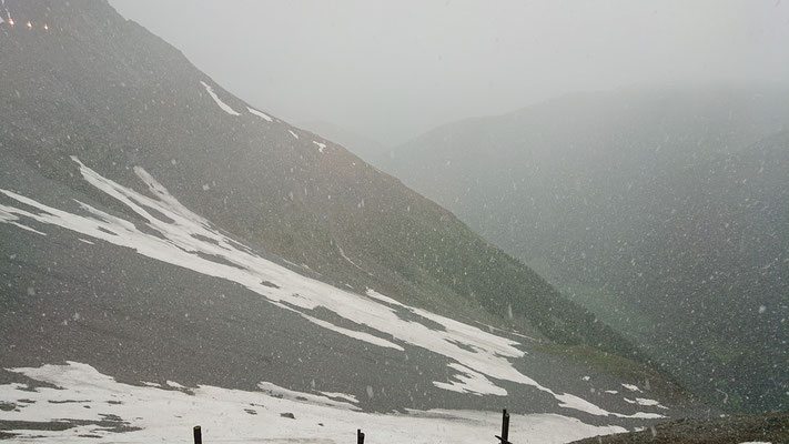 Blick aus dem Fenster der Tabarettahütte, es schneeregnet nun auch noch am frühen Nachmittag