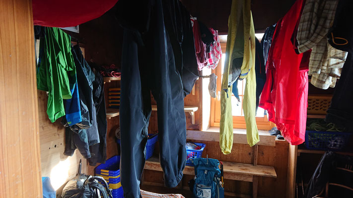 Der Trockenraum der Payerhütte ist voll belegt und die Luftfeuchtigkeit bei 100%