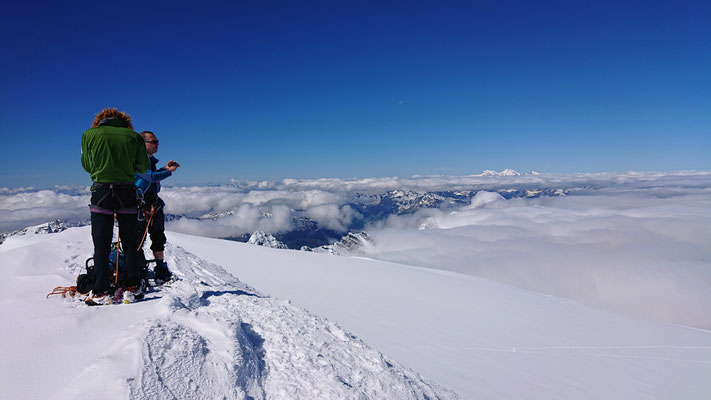 Geschafft, Gipfelsieg und mittlerweile herrlich blauer Himmel und tolle Weitsicht