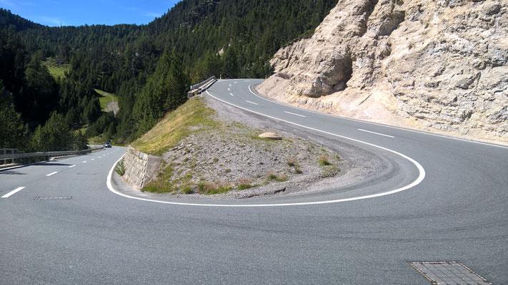 ... auf breitem Pfad mit gutem Belag. Bergab schön rund (und schnell) zu fahren.