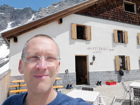 Lohn der Mühe und das Stapfens durch noch viele Schneefelder auf dem Weg, die Tabarettahütte