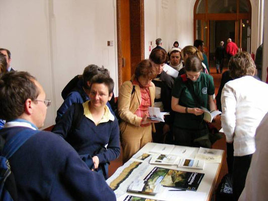 Der Literaturstand war gut besucht - hier gab es natürlich auch zahlreiche Informationen zum Auwaldtier 2011.