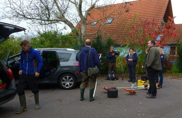 Am dritten Tag der Wiesenmahd versammeln sich wieder die fleißigen Helfer.