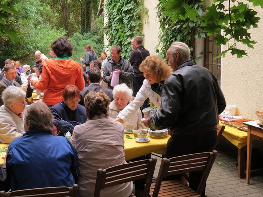Im Anschluss wurde im Kirchgarten bei Kaffee und Kuchen traditionell der Mockauer Herbst gefeiert.