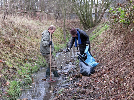 Naturtäter im Einsatz am Lösegraben in Leipzig.