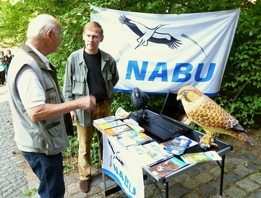 Ein Hobbyornithologe aus Holzhausen im Erfahrungsaustausch mit NABU-Vogeschützer Wolfgang Kulick.<p/>Foto: Karsten Peterlein