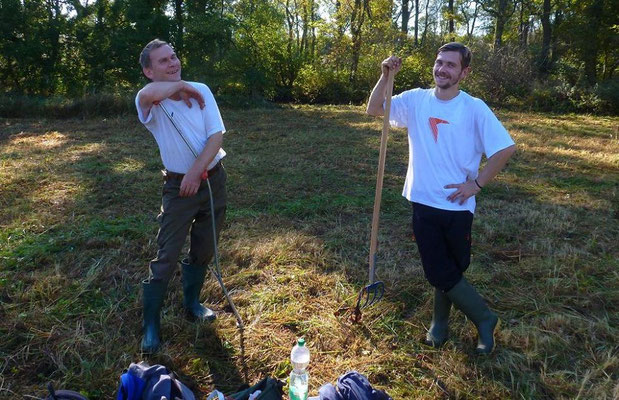 Der zweite Tag der Wiesenmahd beginnt mit gutgelaunten Helfern.