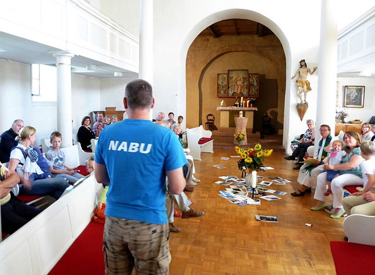 NABU-Artenschutzexperte Karsten Peterlein berichtete nach dem Gottesdienst vom Projekt "Lebensraum Kirchturm" und den verschiedenen Tierarten, die im Kirchturm Zuckelhausen leben.<p/>Foto: Wolfgang Kulick
