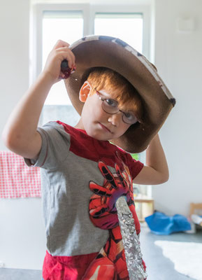 Natuerliche Kitafotos Junge drinnen verkleidet als Cowboy